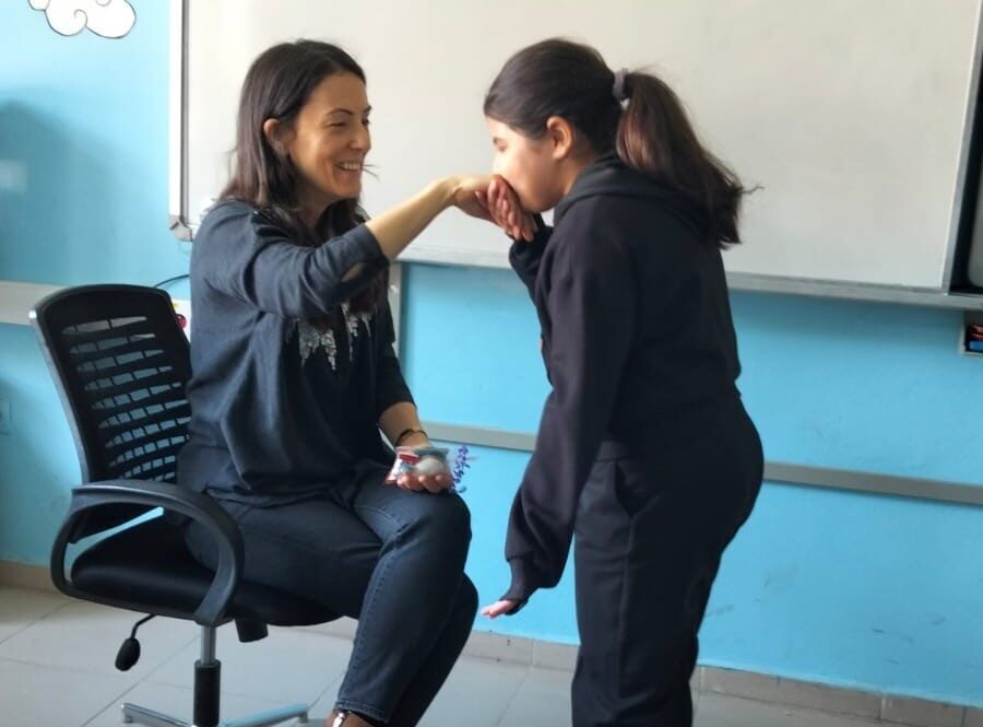 Manisa’nın Sarıgöl ilçesinde Bağlıca Halil Duran İlkokulu’nda öğrencilere Ramazan Bayramı