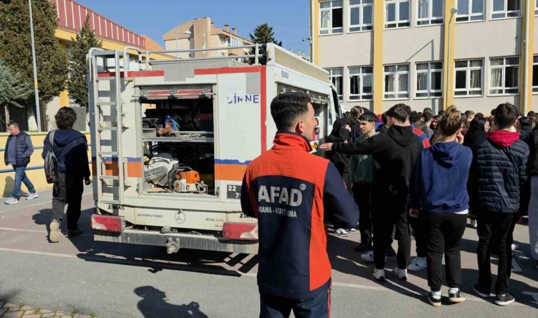 Edirne İlhami Ertem Anadolu Lisesi’nde Deprem Tatbikatı gerçeği aratmadı. Edirne’de
