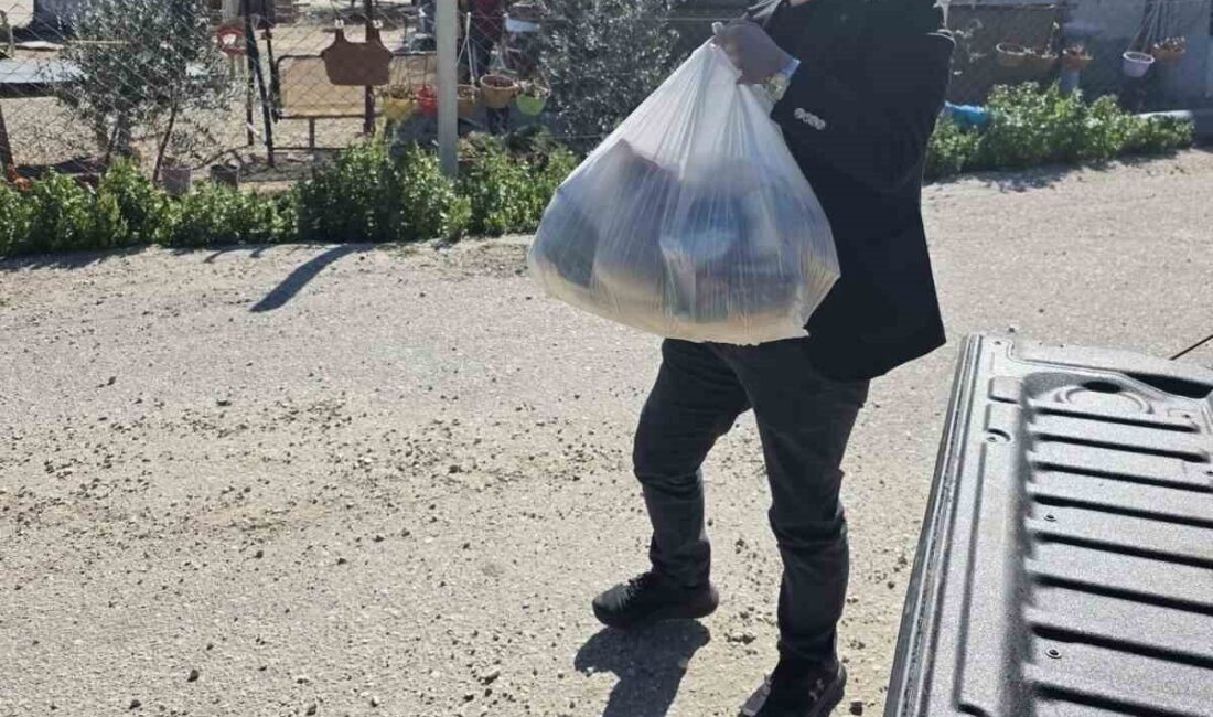 Adanalı hayırsever, Ramazan Bayramı dolayısıyla onlarca aileye gıda kolisi dağıttı.