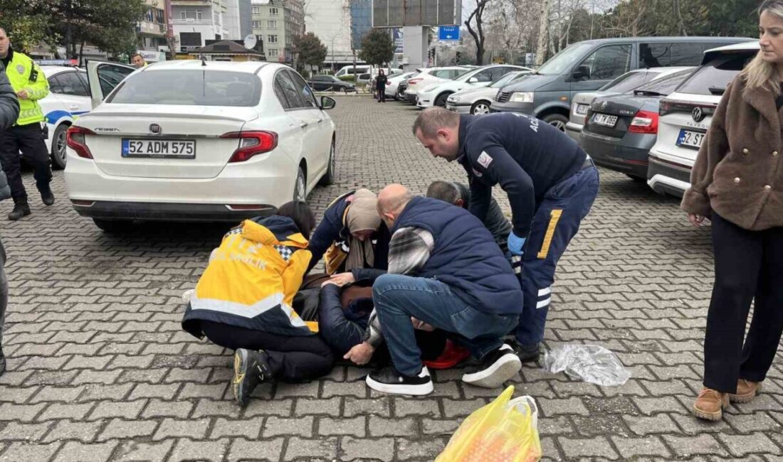 Ordu’nun Ünye ilçesinde, geri manevra yapan otomobilin çarptığı kadın yaralandı.