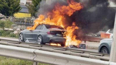 Ordu’nun Fatsa ilçesinde seyir halindeyken alev alan lüks otomobil, kullanılamaz