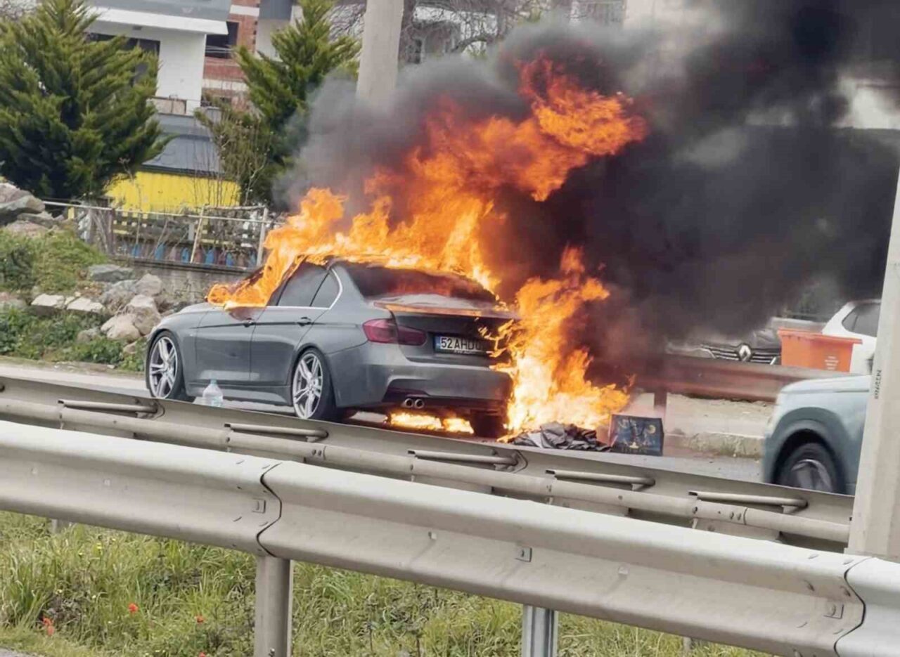 Ordu’nun Fatsa ilçesinde seyir halindeyken alev alan lüks otomobil, kullanılamaz