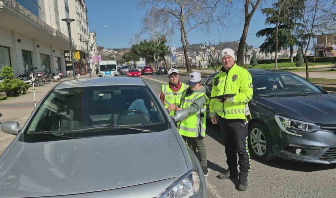 Ordu’nun Ünye ilçesinde özel öğrenciler, temsili olarak trafik polisi olup,