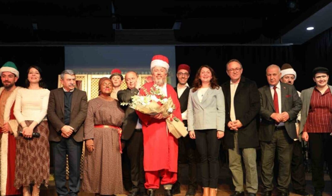 Yunusemre Belediyesi ile Maksat Koop iş birliğiyle sahnelenen ‘Fotoğrafçı’ orta