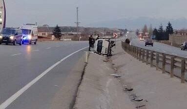 Afyonkarahisar’da kontrolden çıkarak orta refüje devrilen hafif ticari araçta 3’ü