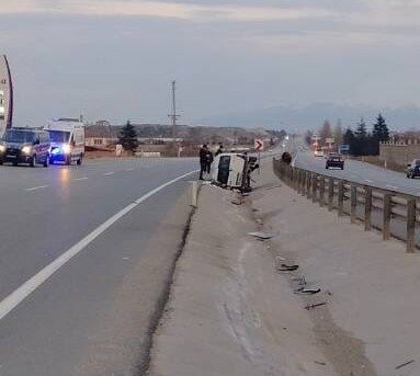 Afyonkarahisar’da kontrolden çıkarak orta refüje devrilen hafif ticari araçta 3’ü