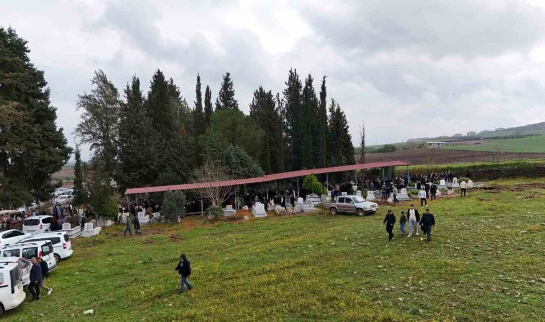 Osmaniye’nin Sakızgediği köyü sakinleri, Ramazan Bayramı’nda köy mezarlığında bir araya