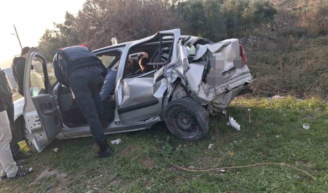 Osmaniye’nin Düziçi ilçesinde minibüs ile otomobilin çarpışması sonucu meydana gelen