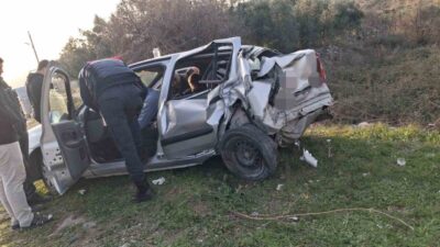 Osmaniye’nin Düziçi ilçesinde minibüs ile otomobilin çarpışması sonucu meydana gelen