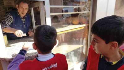 Osmaniye’de ilkokul öğrencileri, Ramazan ayında biriktirdikleri harçlıkları ile askıda ekmek