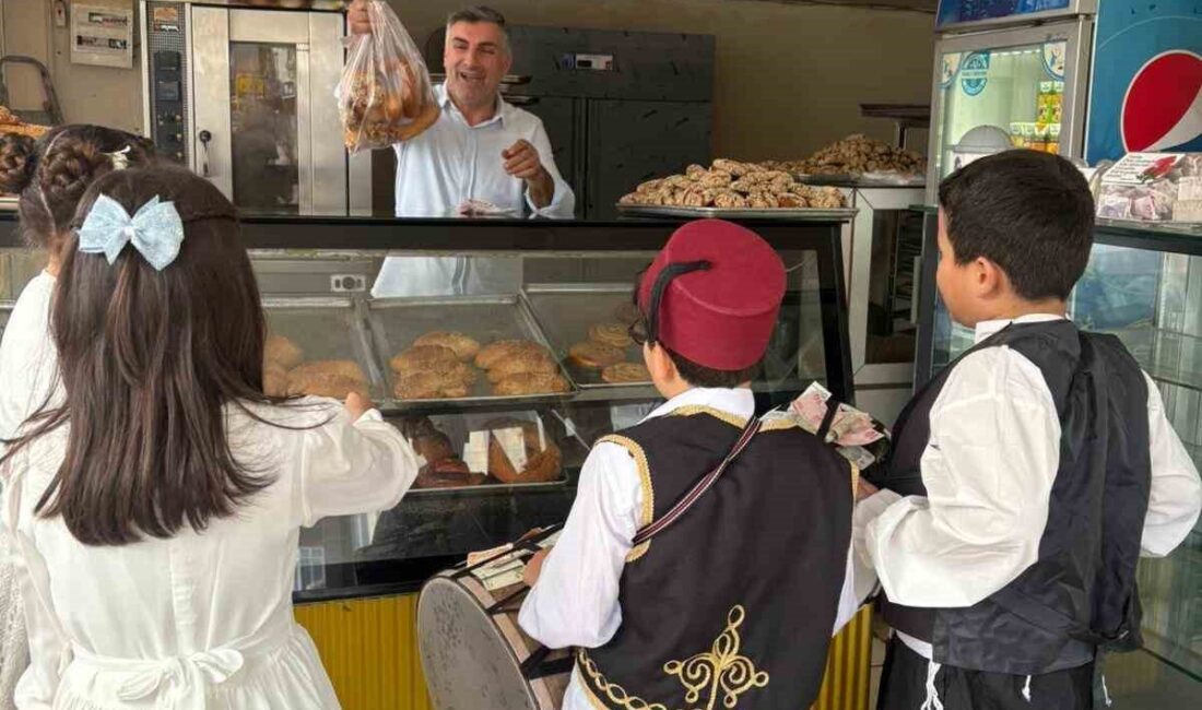 Osmaniye’de ilkokul öğrencileri, geleneksel kıyafetlerle Ramazan manileri okuyarak esnafı ziyaret
