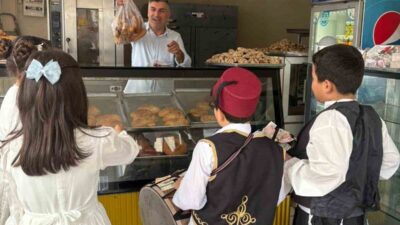 Osmaniye’de ilkokul öğrencileri, geleneksel kıyafetlerle Ramazan manileri okuyarak esnafı ziyaret