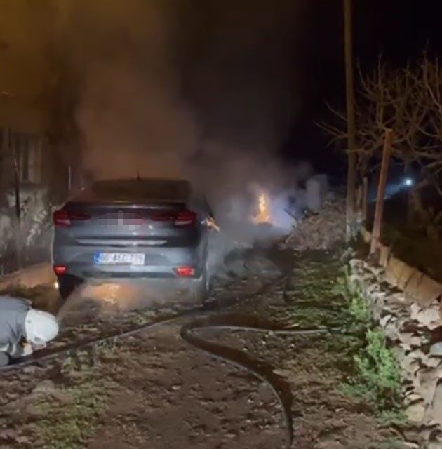 Osmaniye’de park halindeki otomobilde çıkan yangın, itfaiye ekiplerinin müdahalesiyle söndürüldü.