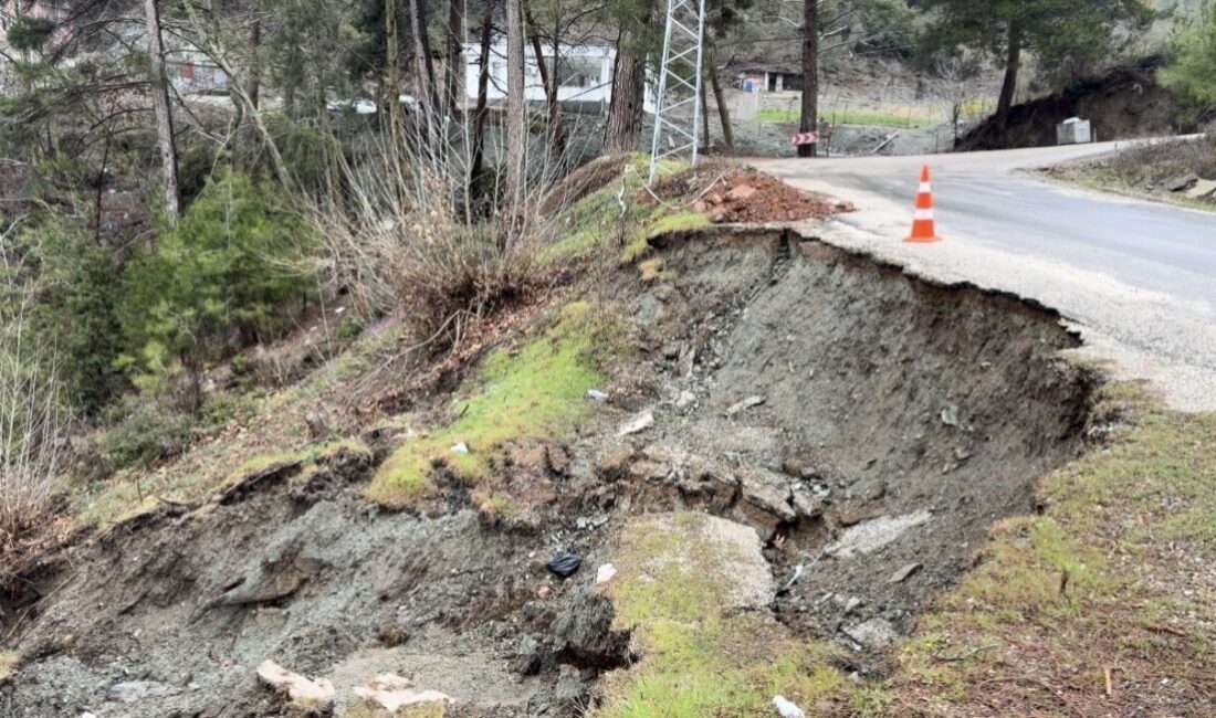 Osmaniye’nin Bahçe ilçesinde yoğun yağış nedeniyle yolda çökme meydana geldi.