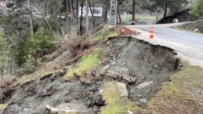 Osmaniye’nin Bahçe ilçesinde yoğun yağış nedeniyle yolda çökme meydana geldi.