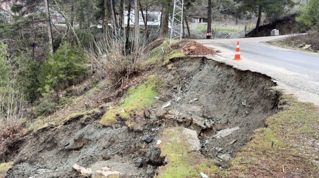 Osmaniye’nin Bahçe ilçesinde yoğun yağış nedeniyle yolda çökme meydana geldi.