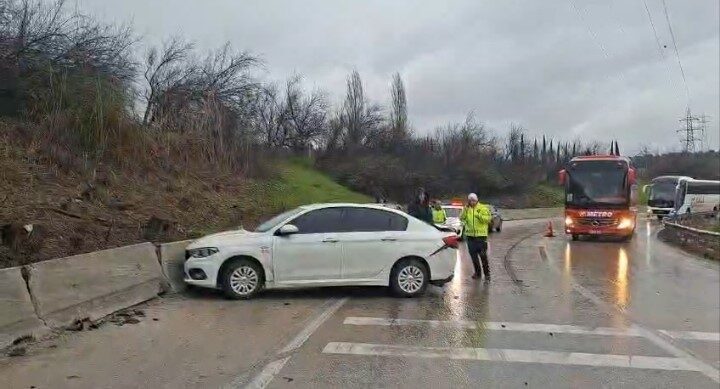 Bursa otobanında meydana gelen zincirleme trafik kazasında 4 otomobil birbirine