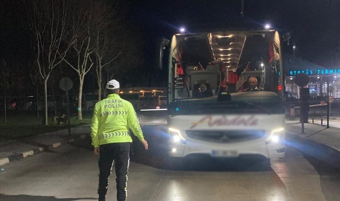 Manisa’da polis ekipleri tarafından otobüs terminallerinde gerçekleştirilen denetimlerde yüzlerce otobüs