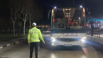 Manisa’da polis ekipleri tarafından otobüs terminallerinde gerçekleştirilen denetimlerde yüzlerce otobüs