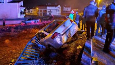 Sivas’ta otomobilin bariyerlere çarpması sonucu meydana gelen trafik kazasında 1’i