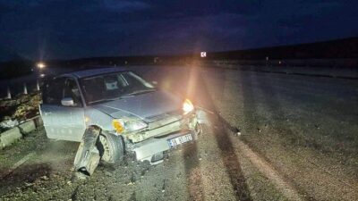 Çorum’un Alaca ilçesinde kontrolden çıkan otomobilin bariyerlere çarptığı kazada aynı