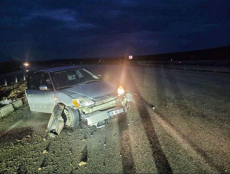 Çorum’un Alaca ilçesinde kontrolden çıkan otomobilin bariyerlere çarptığı kazada aynı