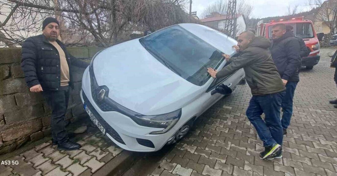 Bingöl’ün Genç ilçesinde sürücünün yayaya çarpmamak için yaptığı manevra sonucu