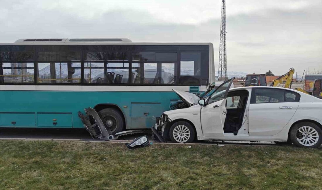 Kayseri’nin Melikgazi ilçesinde otomobilin halk otobüsüne çarpması sonucu meydana gelen