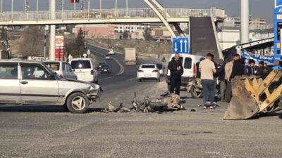 Şanlıurfa’nın Birecik ilçesinde, otomobil ile çarpışan motosiklet sürücüsü ağır yaralandı.