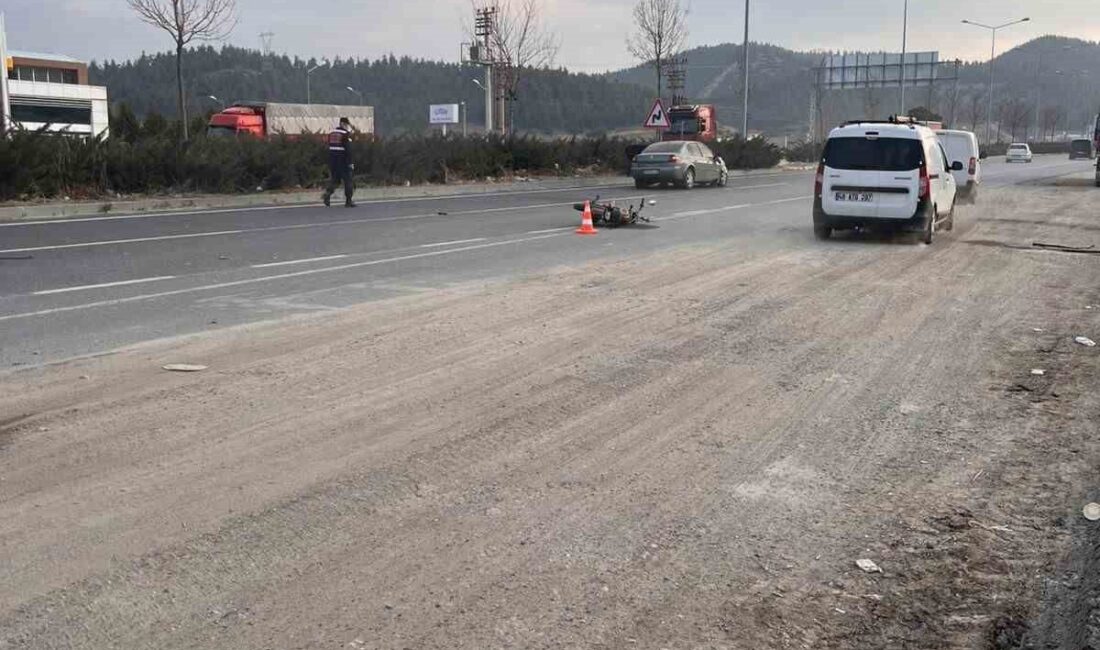 Denizli’nin Honaz ilçesinde otomobilin arkadan çarptığı motosikletin sürücüsü, savrularak düştüğü