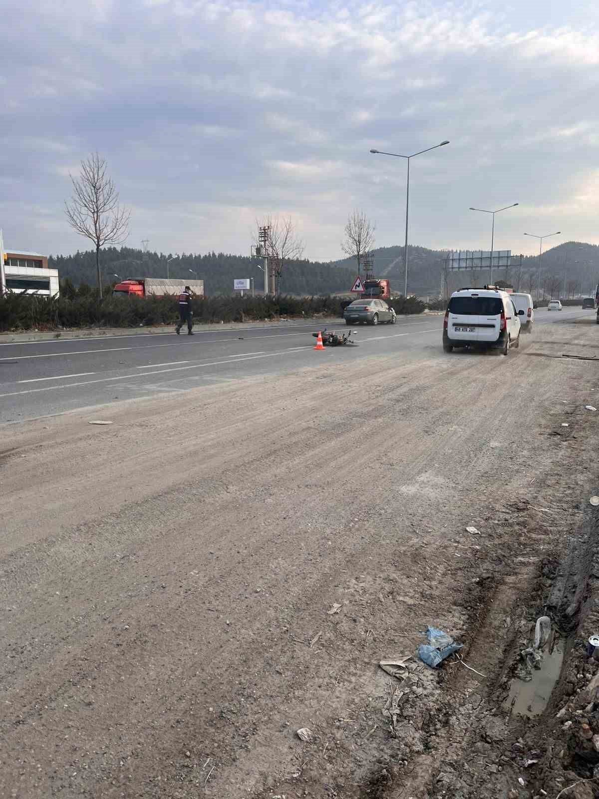 Denizli’nin Honaz ilçesinde otomobilin arkadan çarptığı motosikletin sürücüsü, savrularak düştüğü