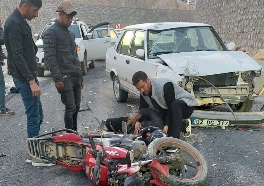 Adıyaman’ın Besni ilçesinde otomobil ile motosikletin kafa kafaya çarpışması sonucu