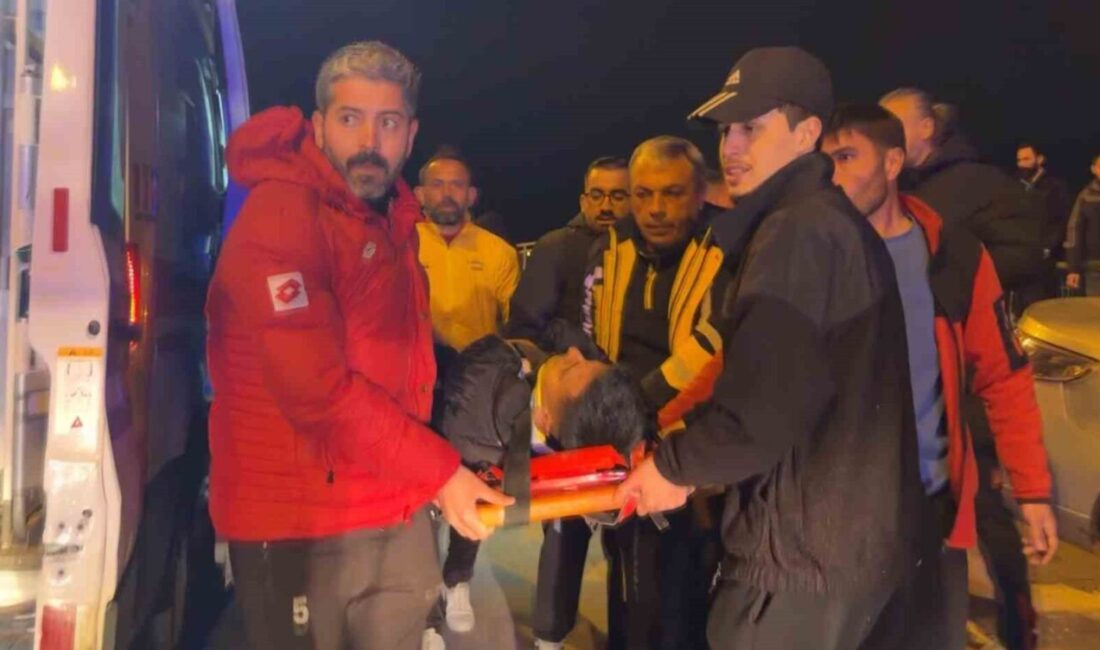 Aksaray’da sürücüsünün direksiyon hakimiyetini kaybettiği otomobil önce direğe sonra da