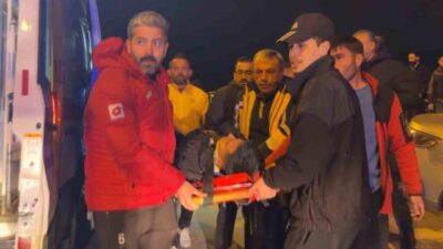 Aksaray’da sürücüsünün direksiyon hakimiyetini kaybettiği otomobil önce direğe sonra da