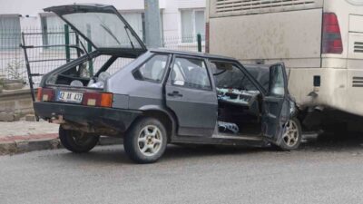 Konya’da otomobilin park halindeki otobüse çarpması sonucu 1 kişi yaralandı.