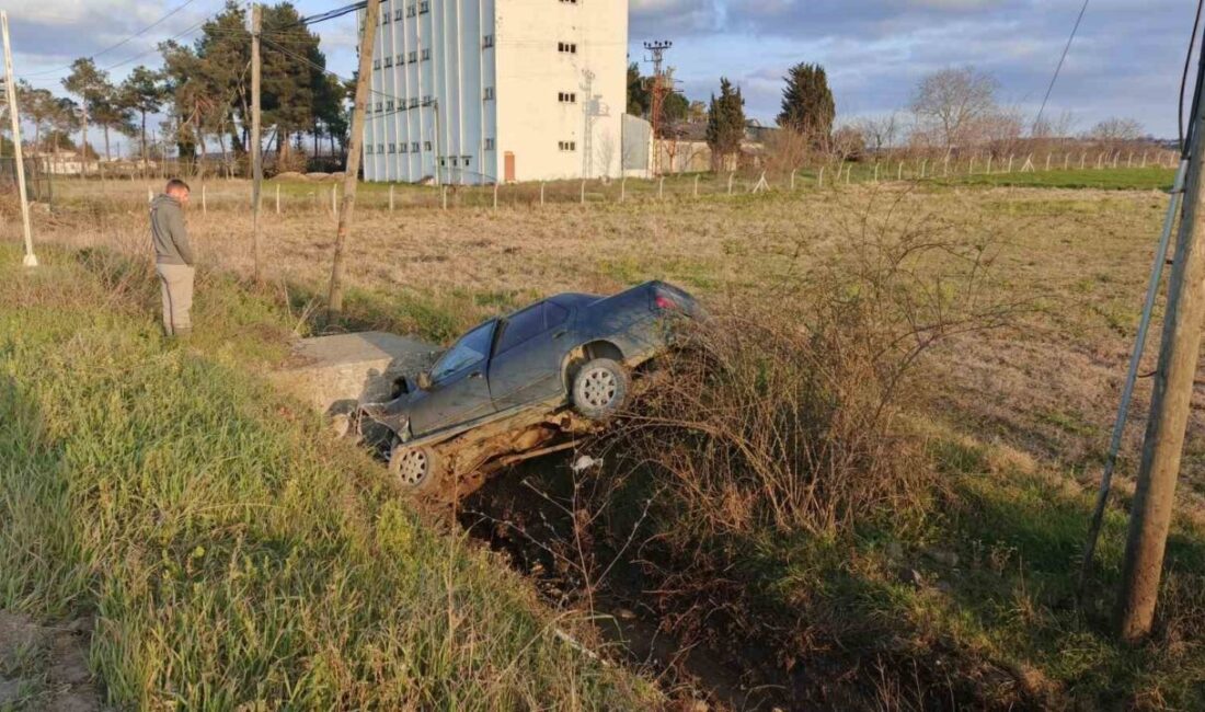 Samsun’un Bafra ilçesinde kontrolden çıkan otomobilin su kanalına düştüğü kazada