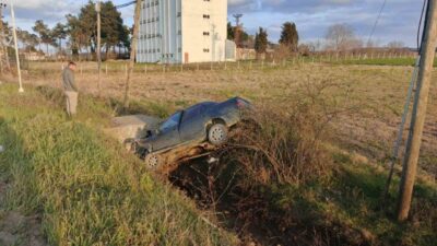 Samsun’un Bafra ilçesinde kontrolden çıkan otomobilin su kanalına düştüğü kazada