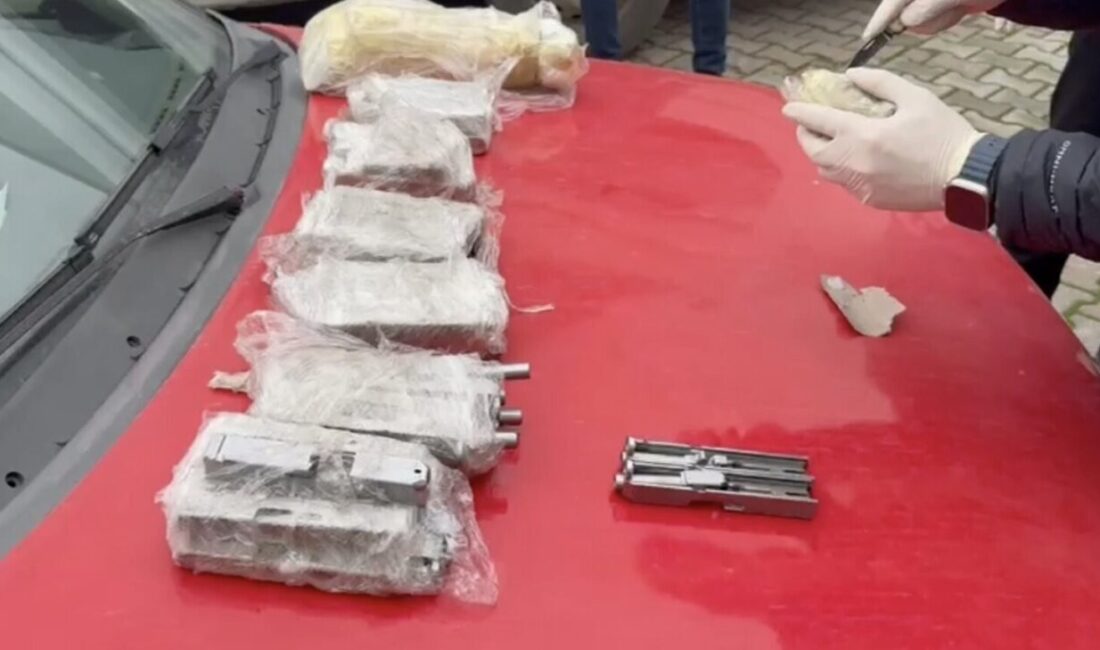 Sakarya’nın Hendek ilçesinde durdurulan araçta zulalanmış halde bin 460 adet