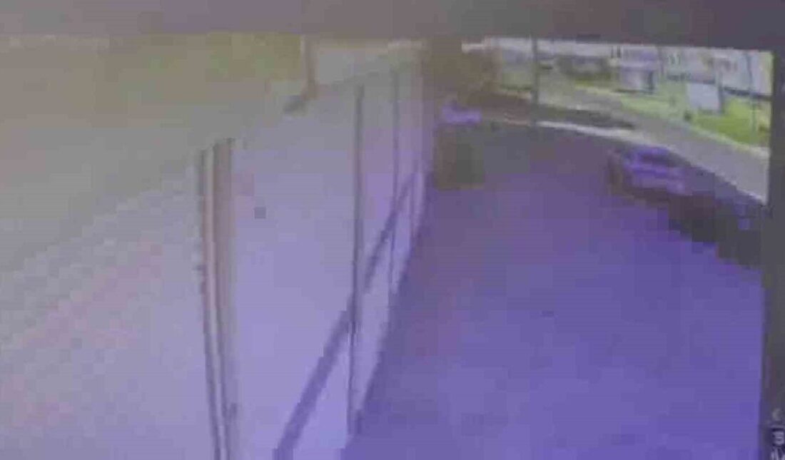 Diyarbakır’da hızla seyreden otomobilin park halindeki aracı biçtiği kaza anı