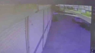 Diyarbakır’da hızla seyreden otomobilin park halindeki aracı biçtiği kaza anı