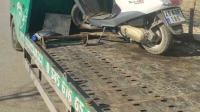 Eskişehir’de bir otomobille çarpışması sonucu yaralanan motosikletli kurye hastaneye kaldırıldı.