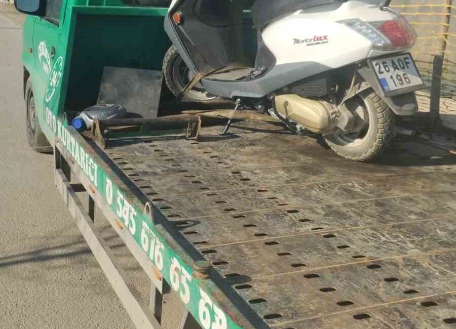Eskişehir’de bir otomobille çarpışması sonucu yaralanan motosikletli kurye hastaneye kaldırıldı.