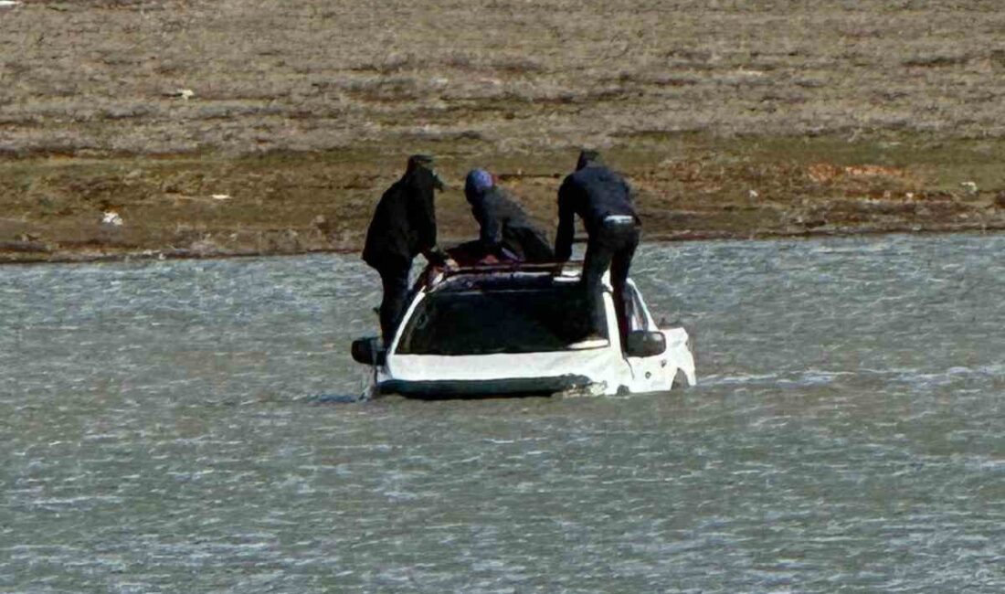 Kahramanmaraş’ta Ahır Dağı eteklerinde bulunan Karagöl’e araçlarıyla giren 3 kişi,