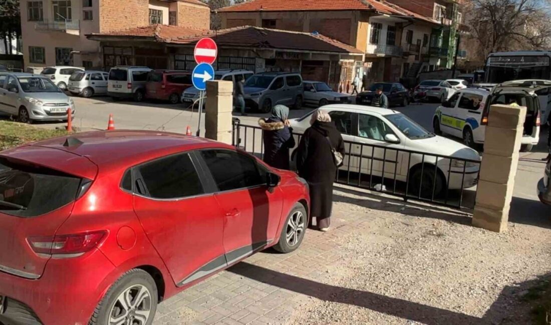 Aksaray’da apartmanın otopark kapısı önüne aracını bırakıp giden adam 3