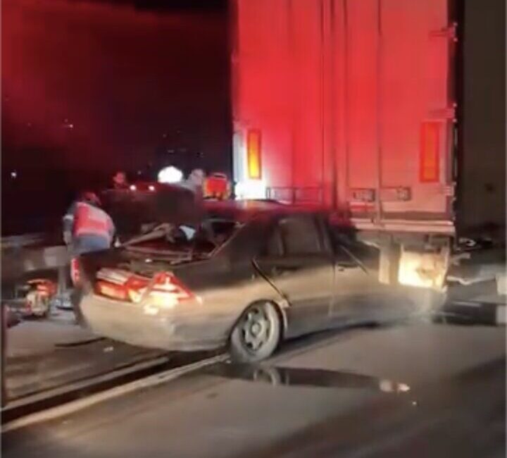 Anadolu Otoyolu Sakarya geçişinde meydana gelen kazada tıra çarpan otomobil