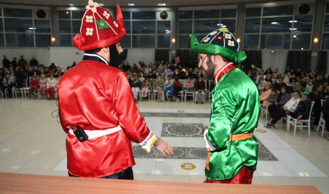 Osmangazi Belediyesi’nin Ovaakça Mahallesi’nde düzenlediği Karagöz orta oyunu ve sihirbazlık