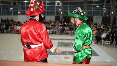 Osmangazi Belediyesi’nin Ovaakça Mahallesi’nde düzenlediği Karagöz orta oyunu ve sihirbazlık