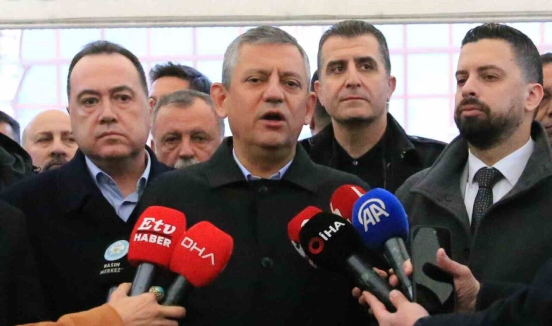 CHP Genel Başkanı Özgür Özel memleketi Manisa’da kıldığı bayram namazının