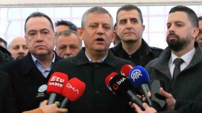 CHP Genel Başkanı Özgür Özel memleketi Manisa’da kıldığı bayram namazının