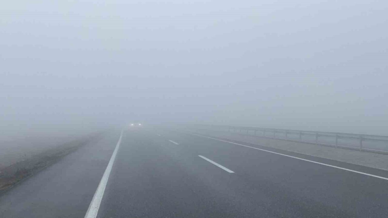 Iğdır-Doğubayazıt karayolunun 18. kilometresinde bulunan Pamuk Geçidi’nde etkili olan yoğun